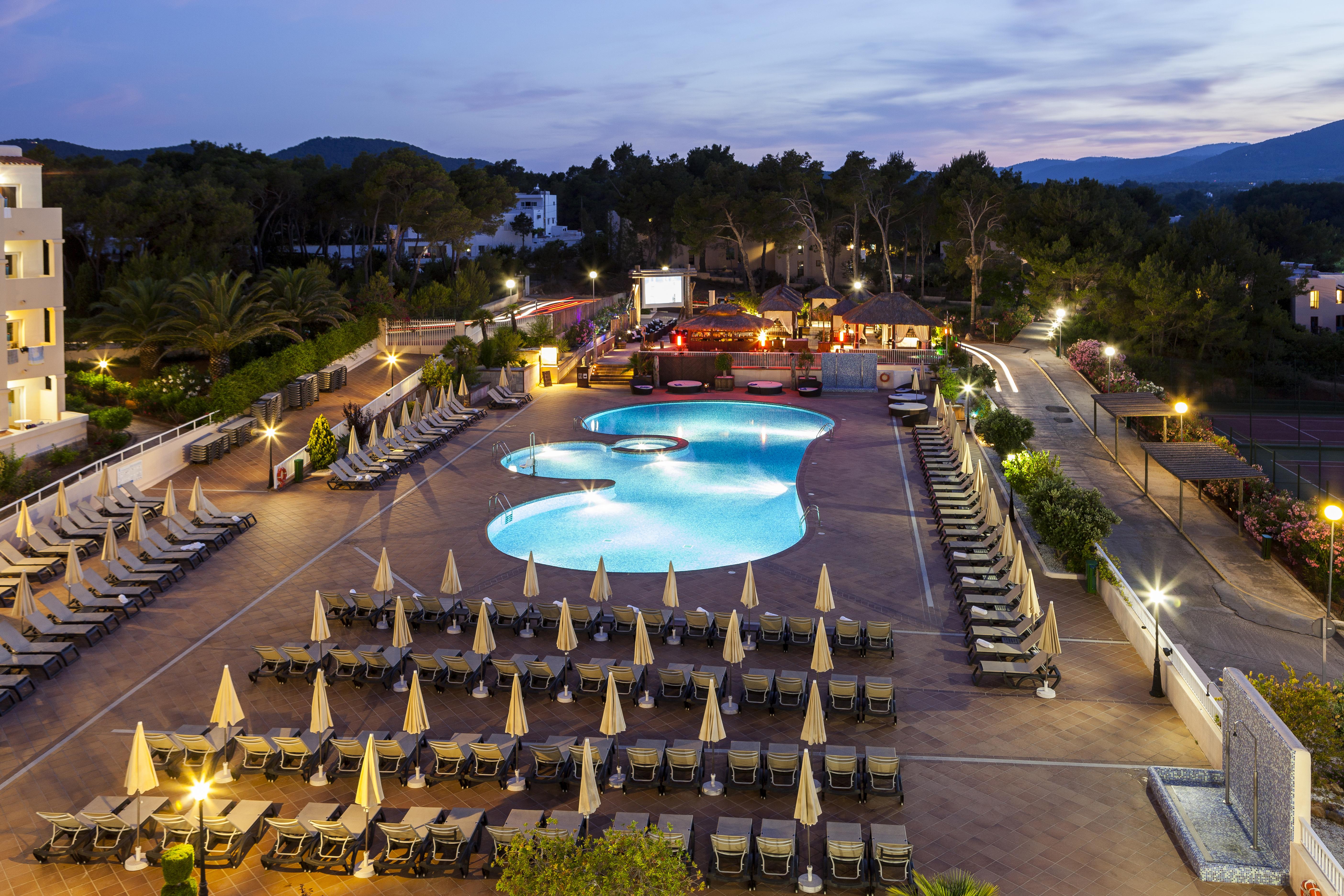 Invisa Hotel Club Cala Blanca Es Figueral Exterior photo
