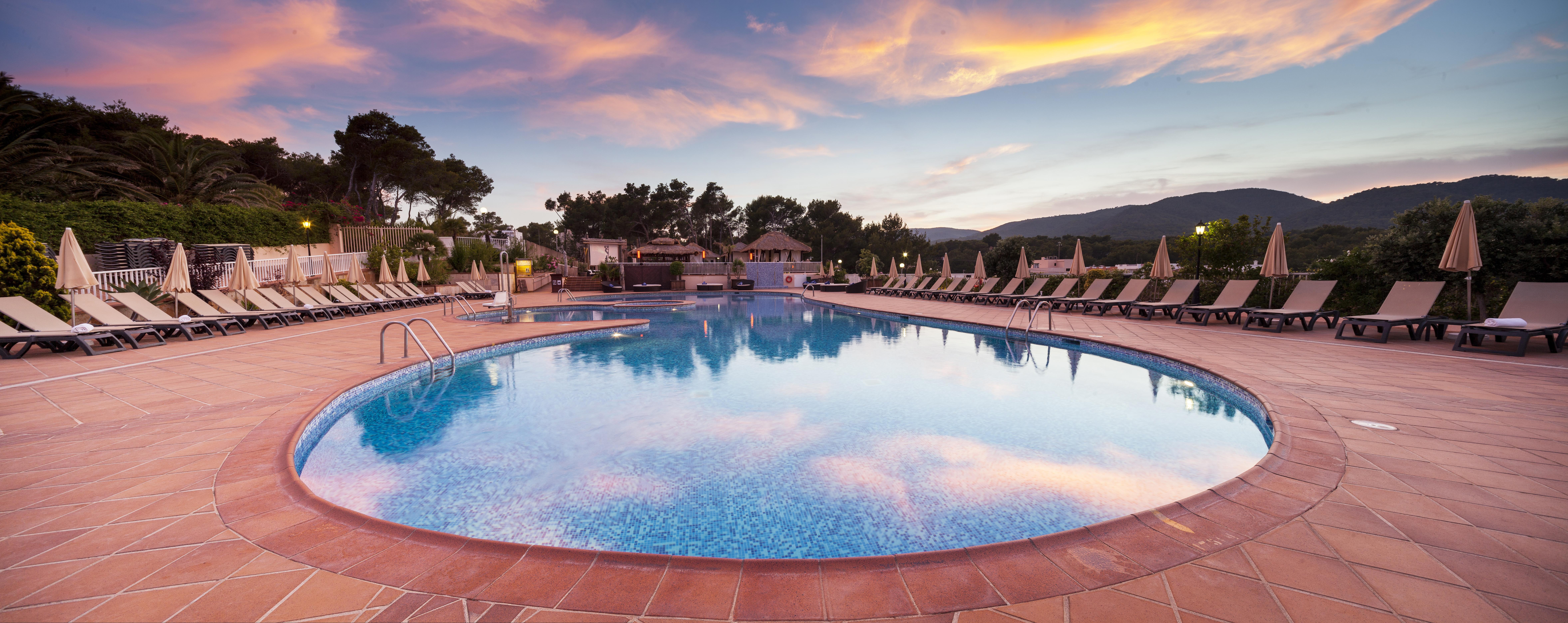 Invisa Hotel Club Cala Blanca Es Figueral Exterior photo
