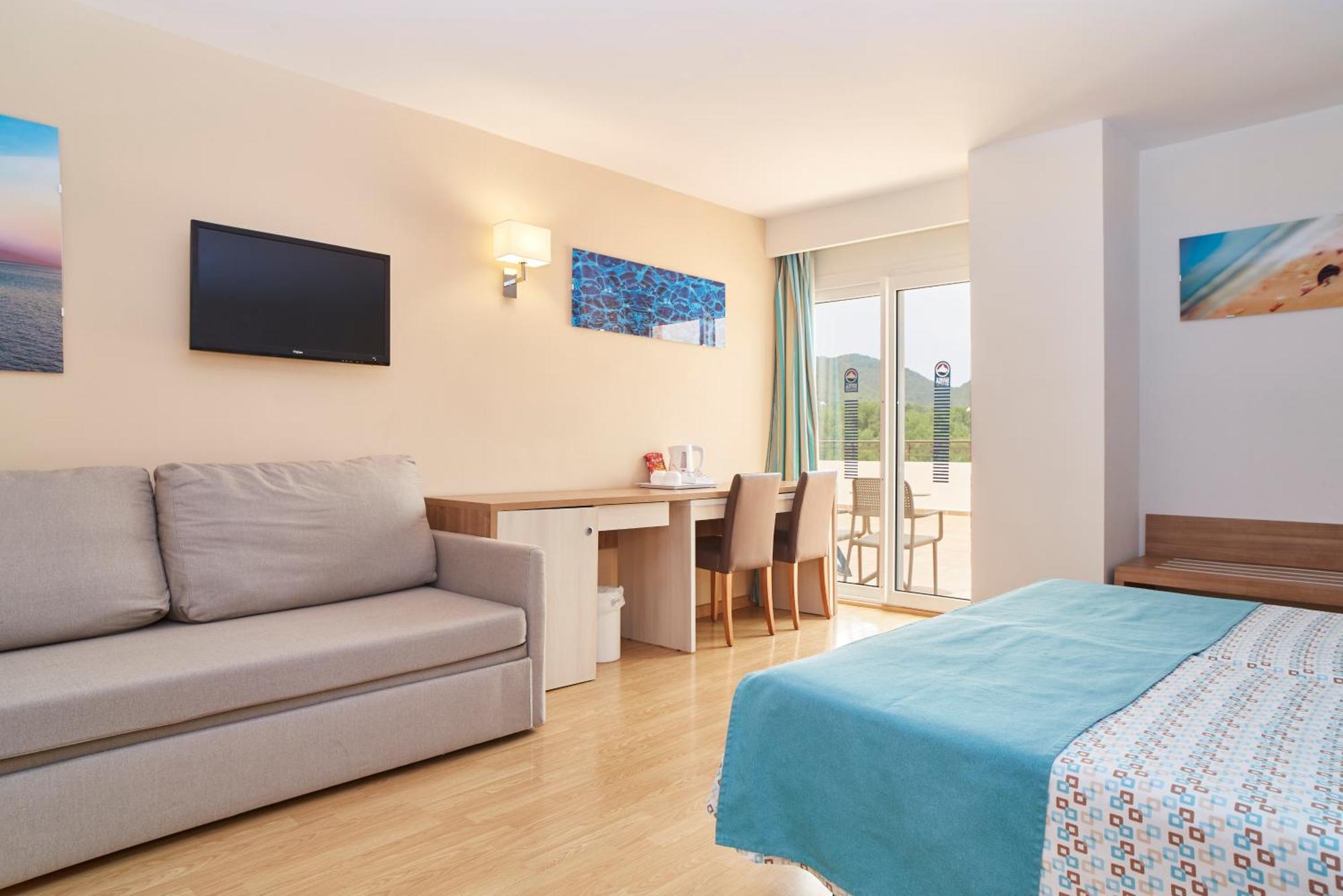 Invisa Hotel Club Cala Blanca Es Figueral Exterior photo