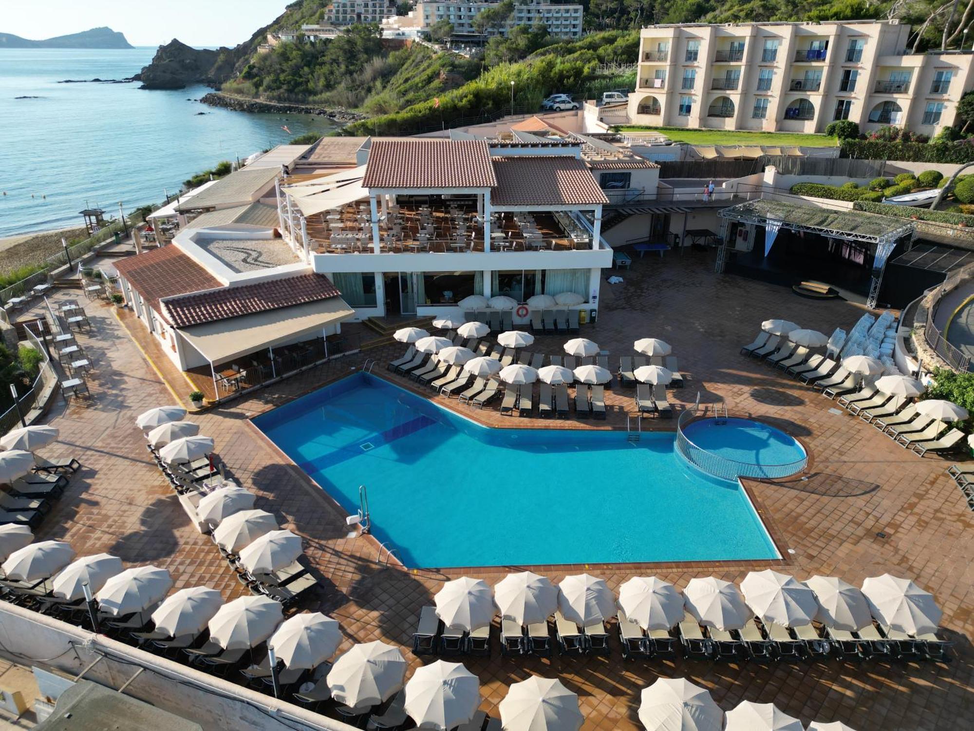 Invisa Hotel Club Cala Blanca Es Figueral Exterior photo