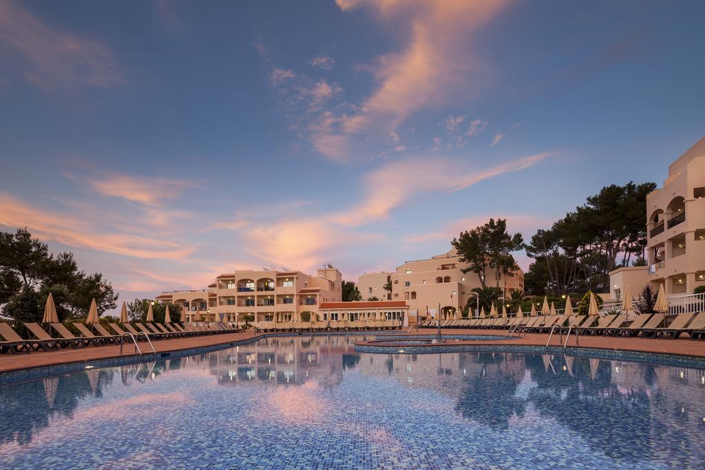 Invisa Hotel Club Cala Blanca Es Figueral Exterior photo